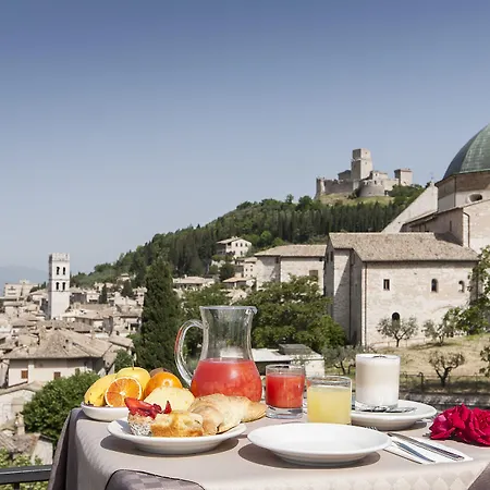 Ideale מלון אסיסי